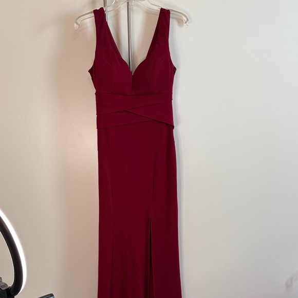 Elegant Red Sleeveless Dress - Picture 1 of 6